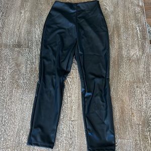 Fabletics Vegan Leather Legging-Short (XS)